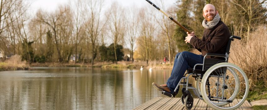 Ein Mann im Rollstuhl beim Angeln