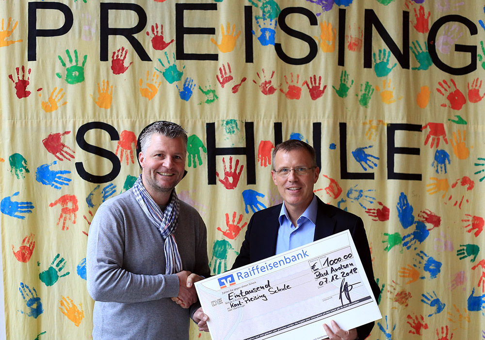 Foto: Scheckübergabe